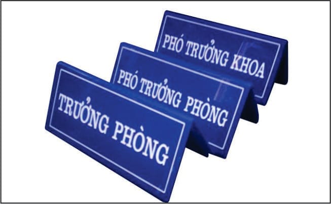 Mẫu bảng chức danh chữ A mica giá rẻ