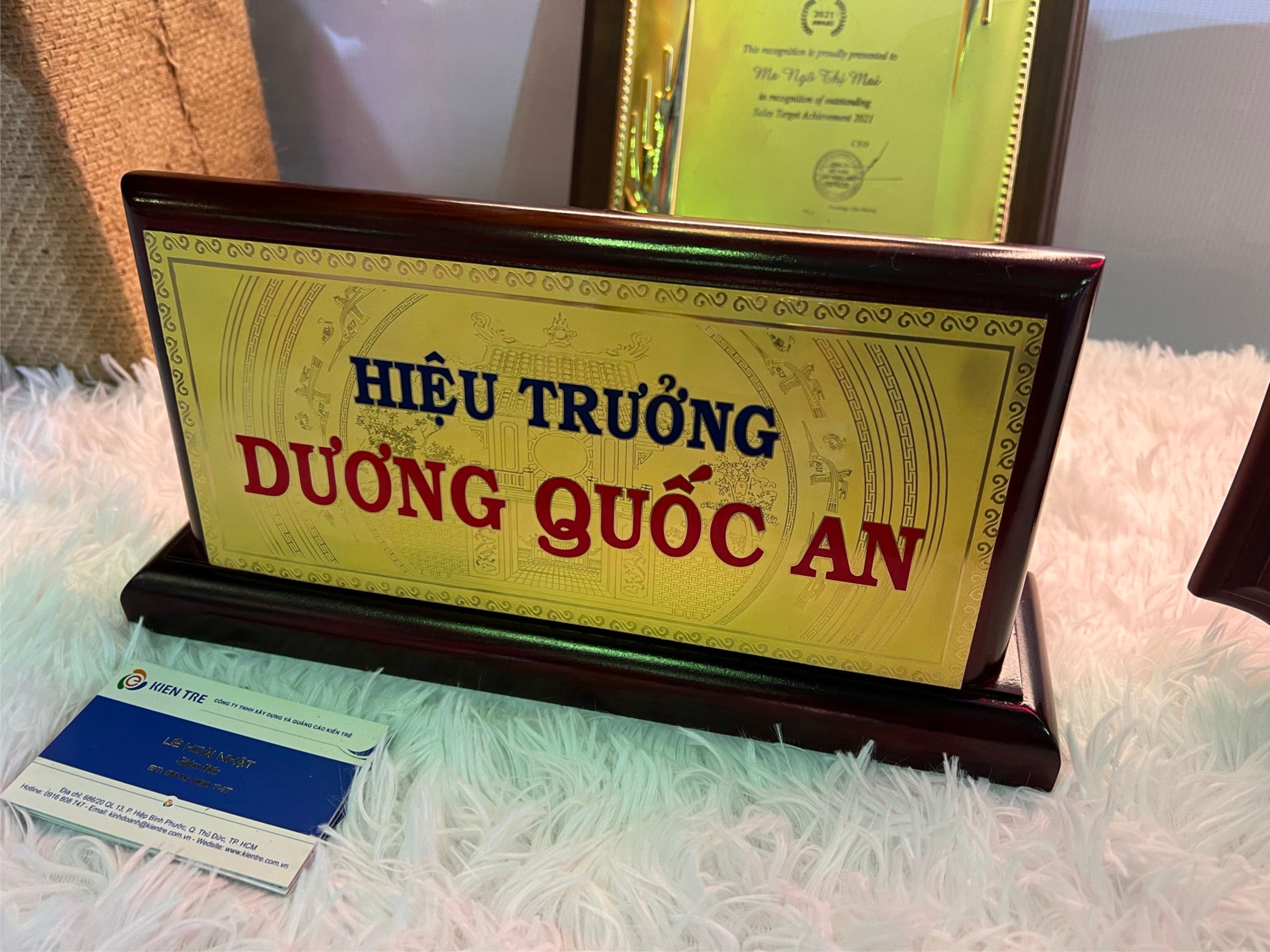 Mẫu biển chức danh bằng đồng đế gỗ cao cấp